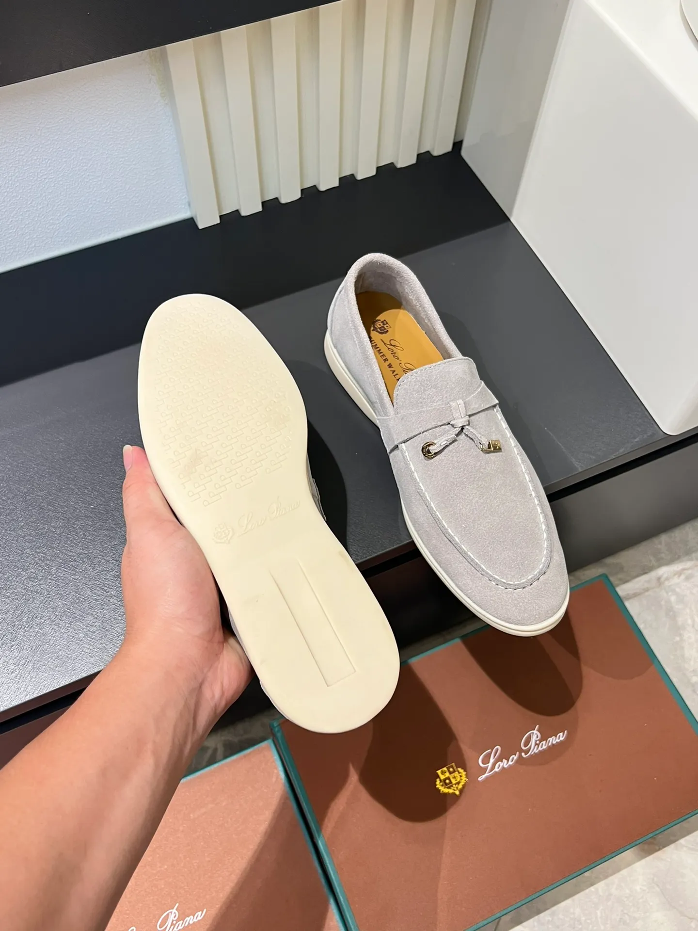 Men's shoes 💰p360 "Loro men's shoes 💰pian'*" Classic L men's shoes for couples 💰p Top version British flat loafers, a must-have item in old money style, the minimalist design is eye-catching and durable, a plus point for dressing The soft foot feel and texture are outstanding. They don’t scratch your feet and are very nice. They are matched with soft and waxy soles. They can be worn daily for a long time without getting tired. They are easy to wear, versatile and classic items, with perfect foot feel and texture! Imported cashmere fabric, the lining is made of imported A-grade water-dyed cow lining, the top version of the genuine leather midsole is sewn with pure handmade mark thread! Size: Female 35-40 (34. Customized) Male 38-44 (45.46. Customized)